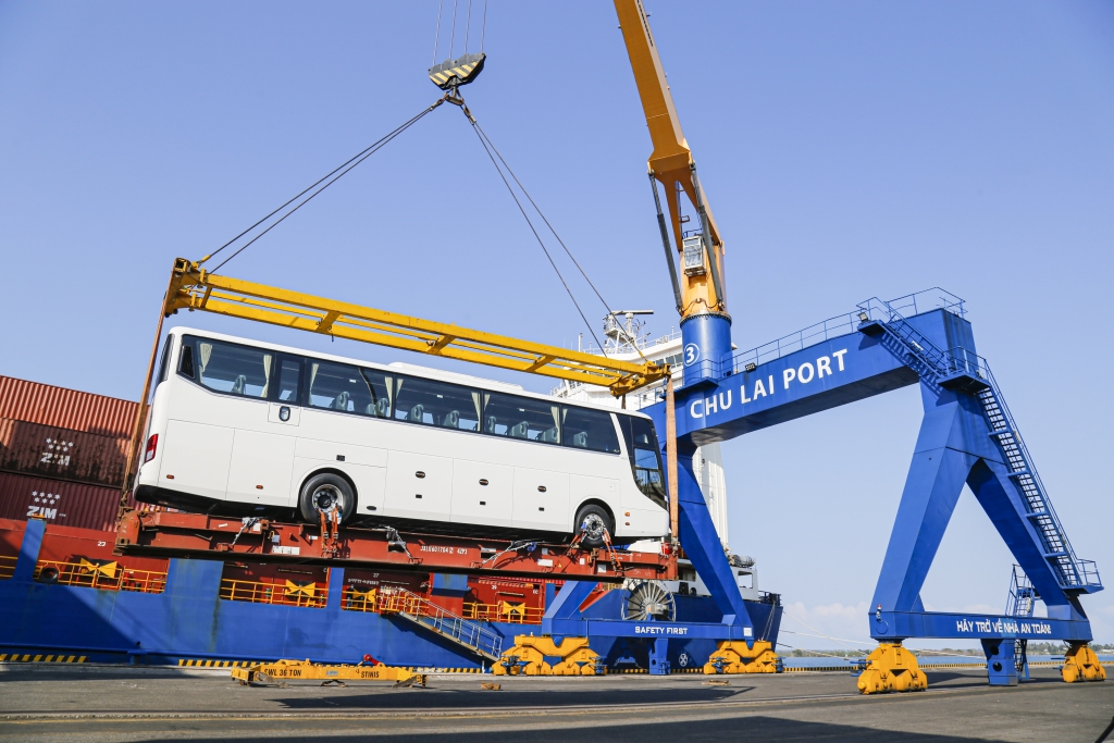 Thaco exportation de plus de 200 automobiles, bus et semi-remorques